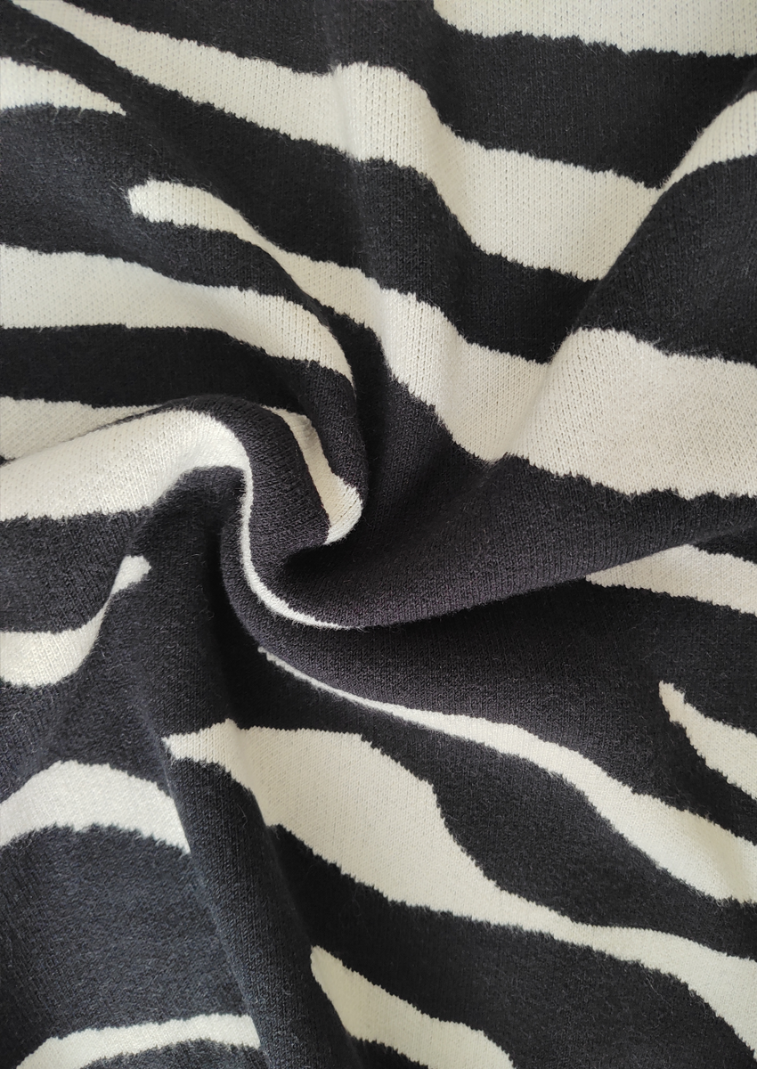Sweater cebra negro y blanco 2