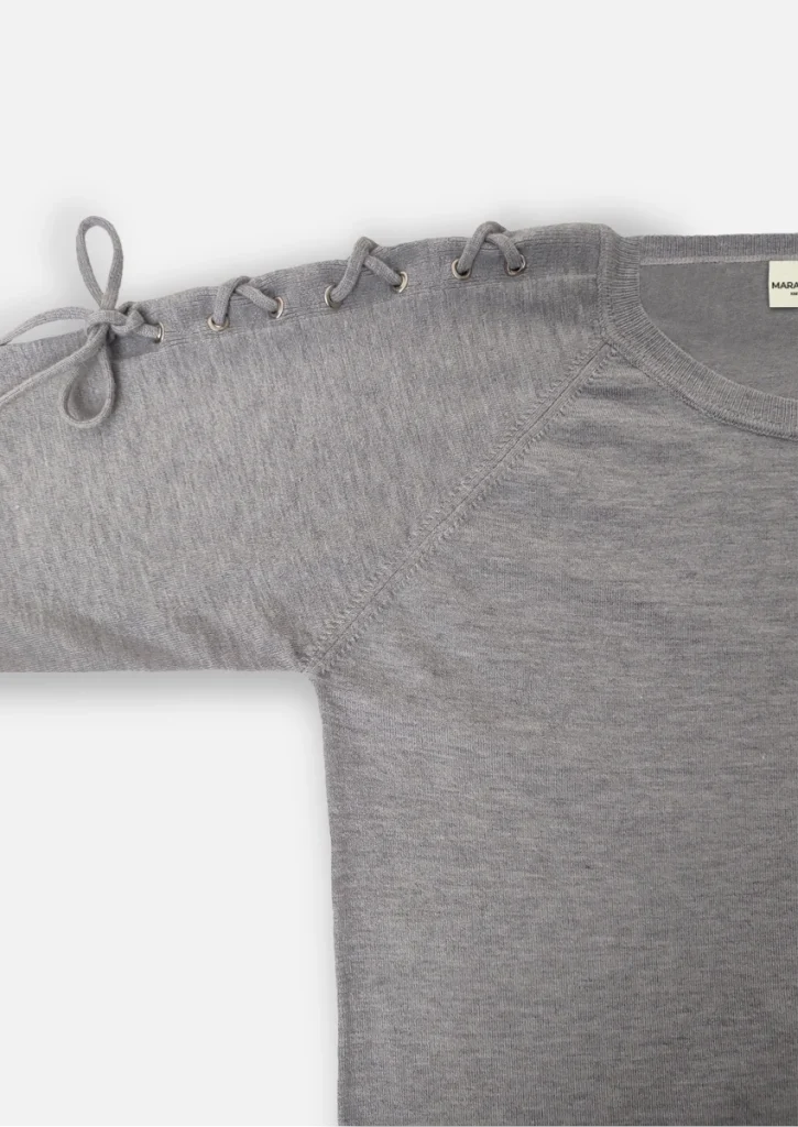 Sweater ojales - Gris - Hombros - Version web v3 Sweater de mujer con ojales gris
