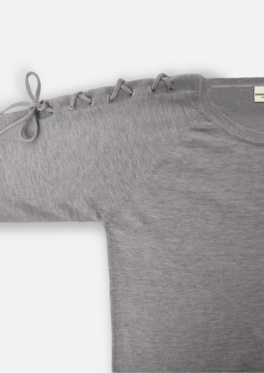 Sweater ojales - Gris - Hombros - Version web v3 Sweater de mujer con ojales gris