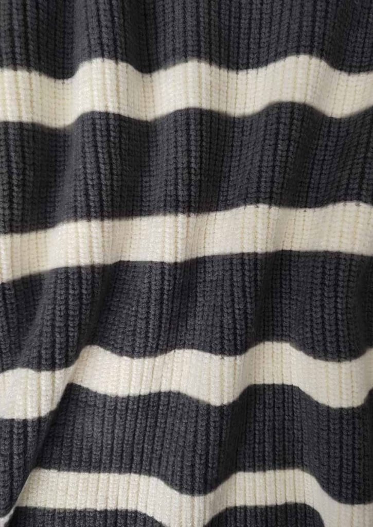 Sweater rayado de mujer con cuello redondo negro