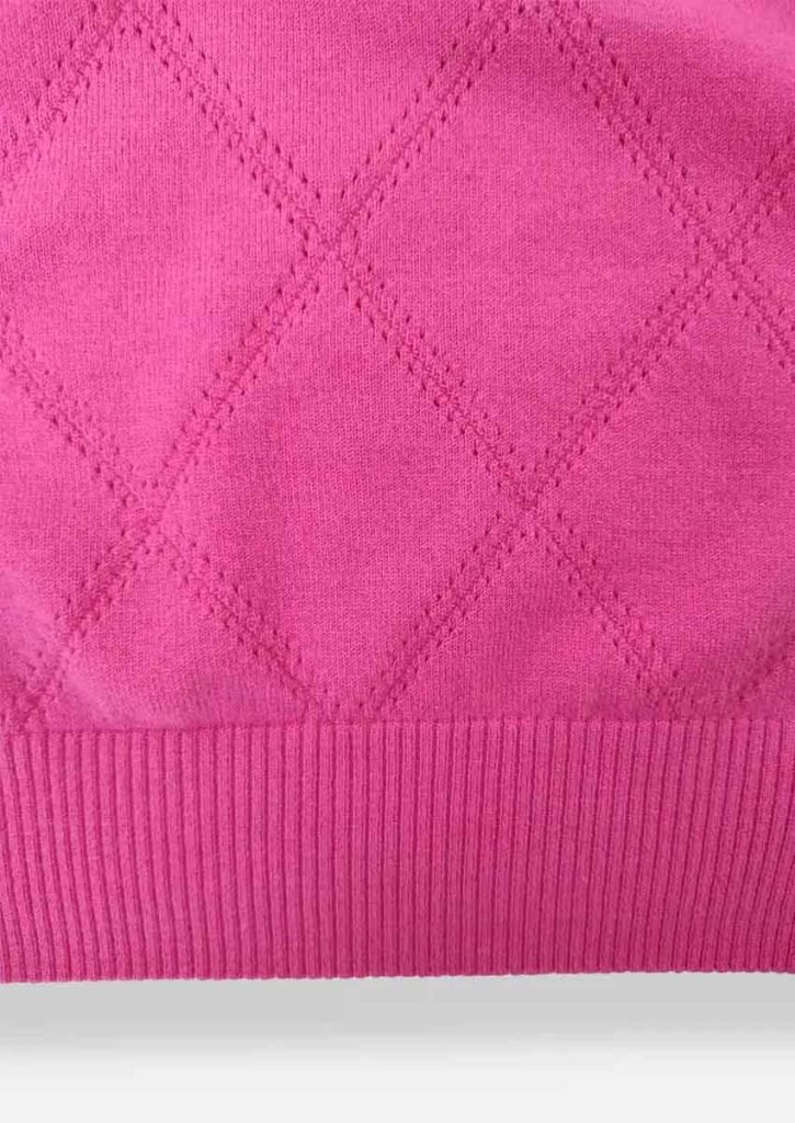 Sweater rombos calados - Fucsia - De cerca - CO Sweater de mujer cuello redondo con rombos calados rosa